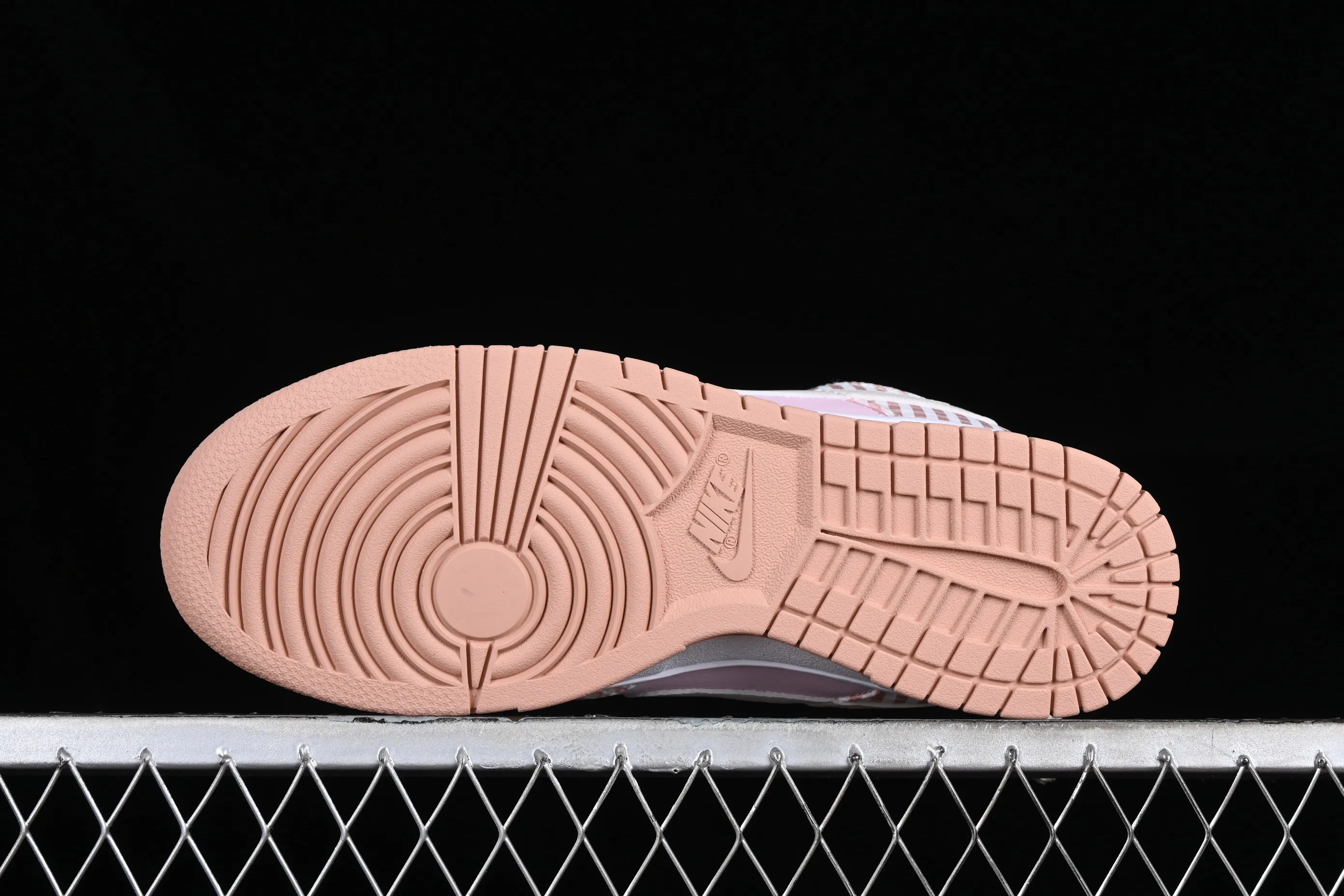 All categories Nk SB Dunk series Nk SB Dunk Low low-top sneakers Nk Dunk Low "Pink Gingham" pink seersucker color SB low-top casual sneakers FB9881-600